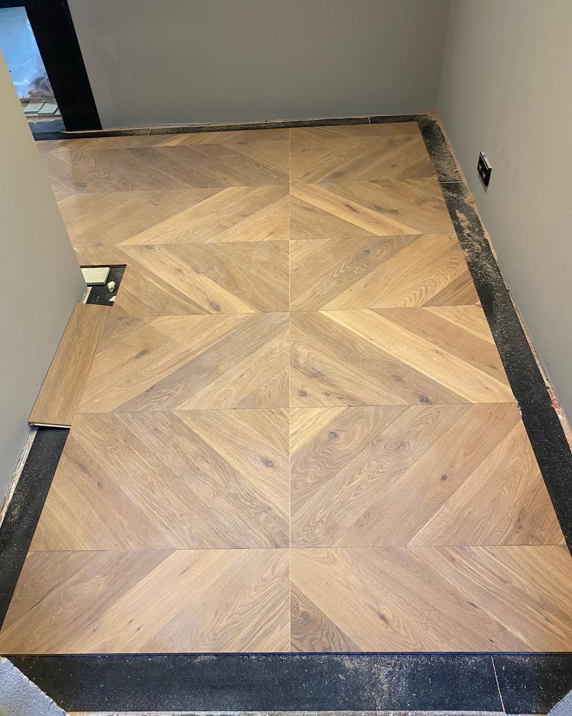 Chevron mynstur í eikarparketi
