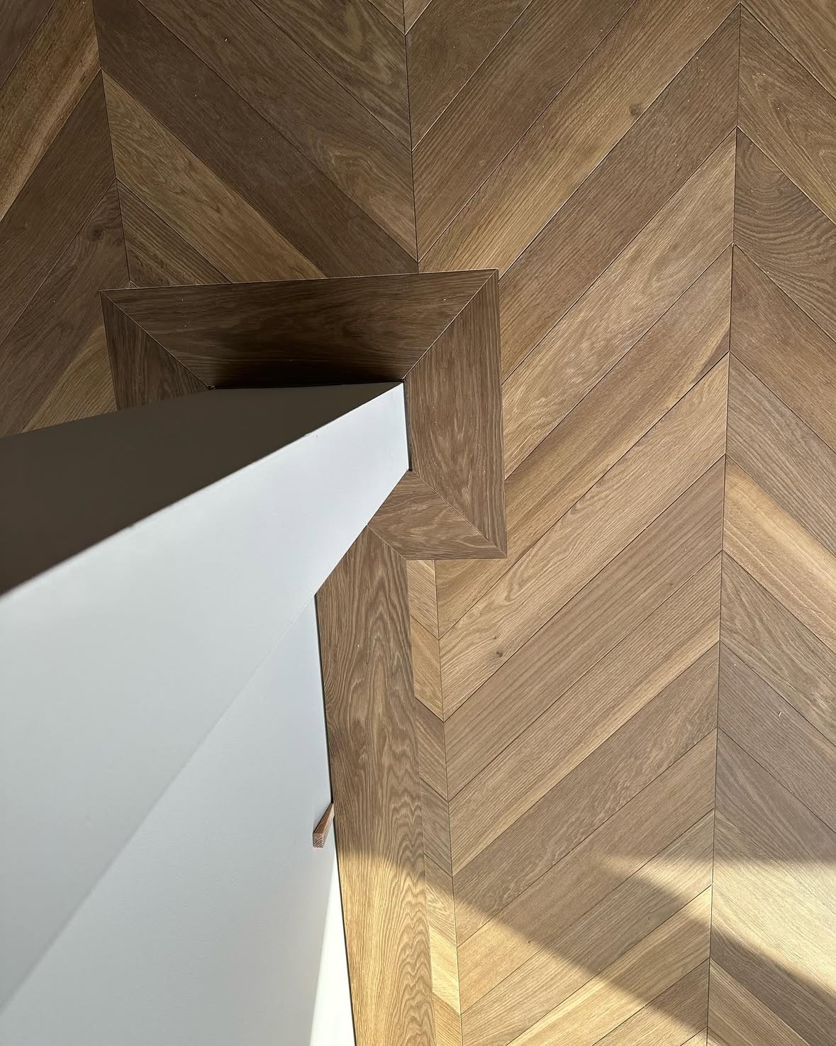 Chevron parket úr reyktri eik